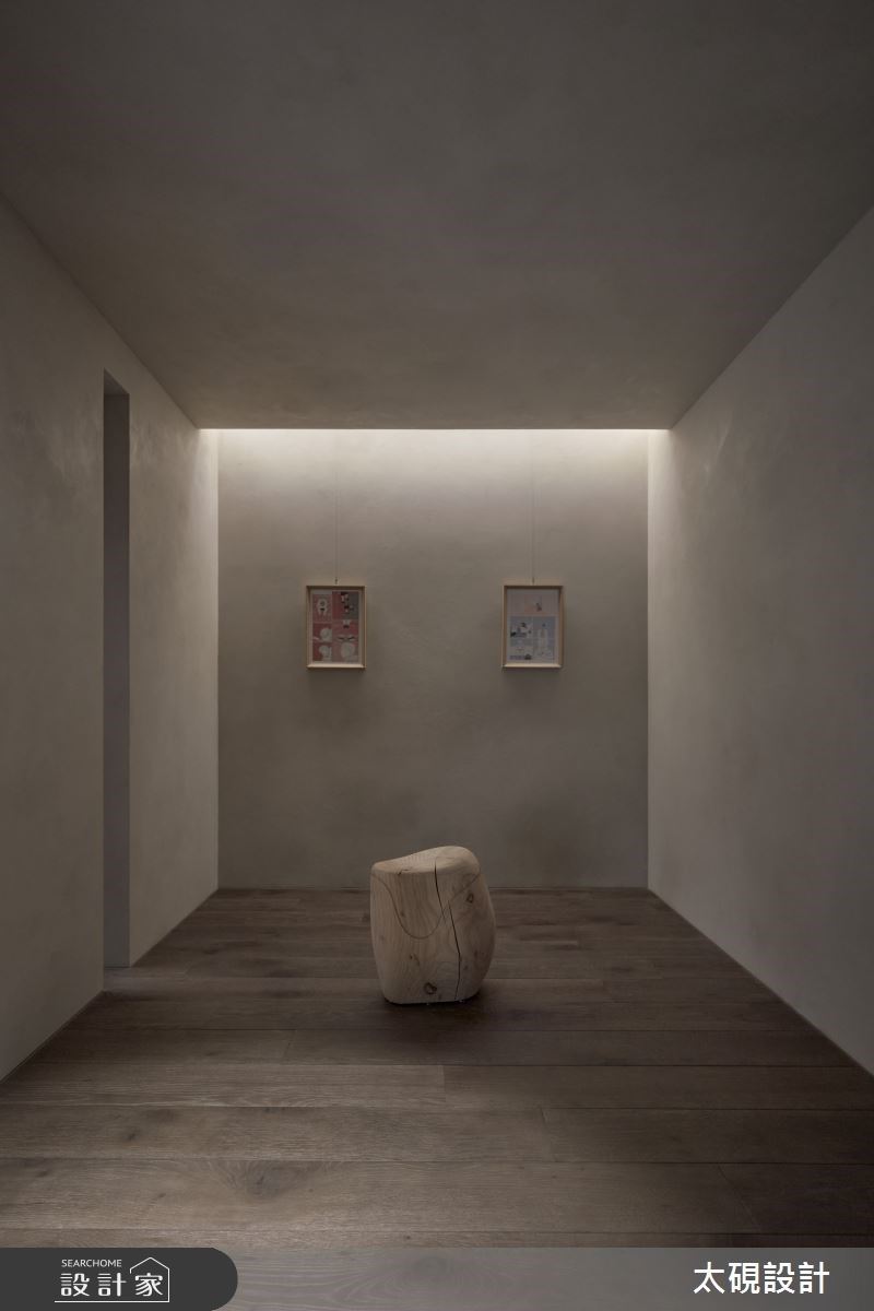 二樓的藝廊空間,除了展示收藏畫作外,也可展示女兒的攝影作品。