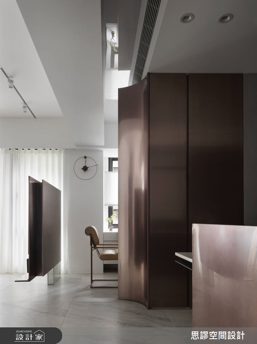 書房保留了窗景,打造採光充足的閱讀空間,並運用鍍鈦弧形面進行轉折修飾,提升視覺柔和度。