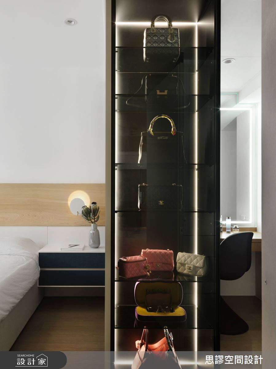 主臥入口處規劃精品展示櫃,展示女屋主喜愛的包款,也為空間增添了視覺層次。