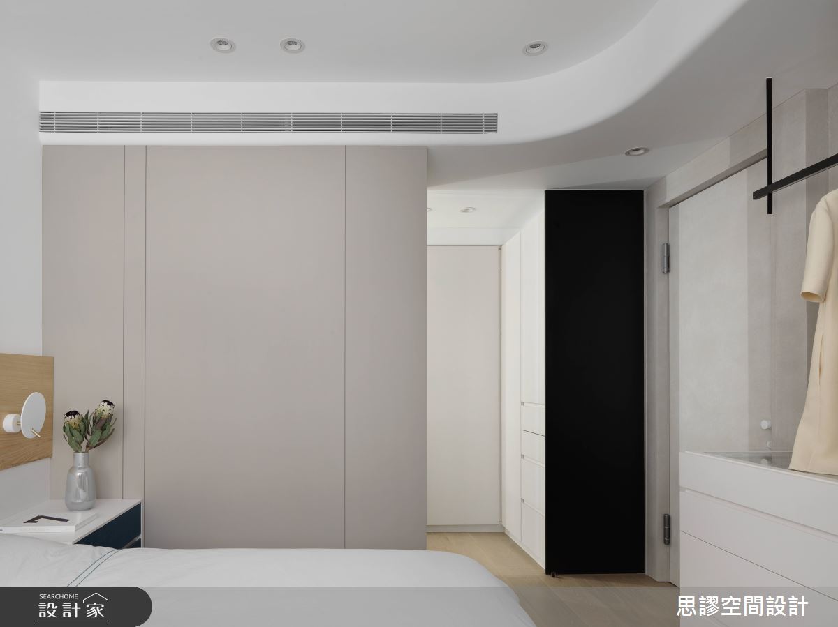 主臥室利用動線轉折區隔出更衣空間,保留寬敞感和視覺延伸。