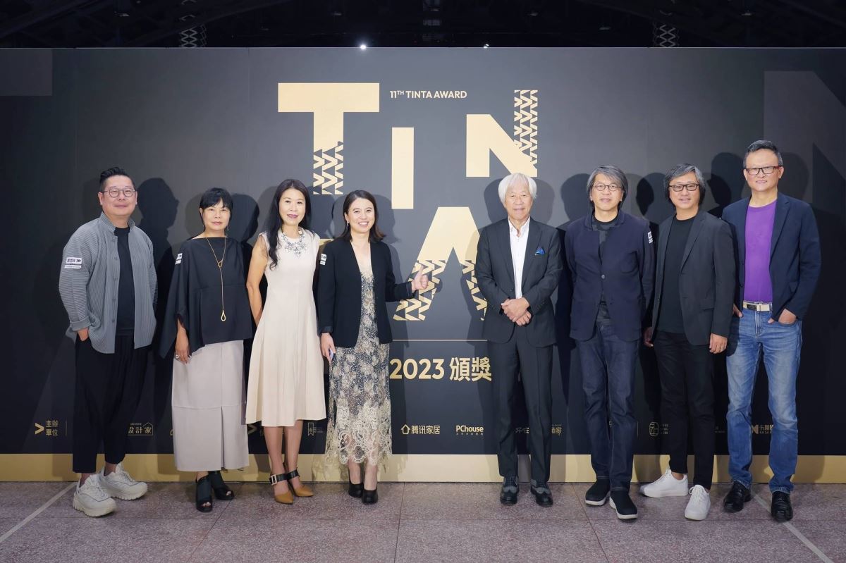 本屆出席的評審團與頒獎嘉賓群。左起：TnAID台灣室內設計專技協會-袁世賢理事長、蔚龍藝術-王玉齡總經理、金邸獎聯合發起人城邦媒體集團《i室設圈│漂亮家居》-張麗寶總編輯、城邦媒體集團《i室設圈│漂亮家居》-林孟葦社長、城邦媒體集團-何飛鵬執行長、國立陽明交通大學建築研究所教授-龔書章老師、CSID中華民國室內設計協會-趙璽理事長、CAID中華民國室內裝修專業技術人員學會-陳文亮理事長。