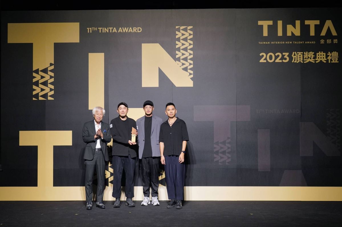 城邦媒體集團-何飛鵬執行長為金獎獲獎設計師們頒獎。