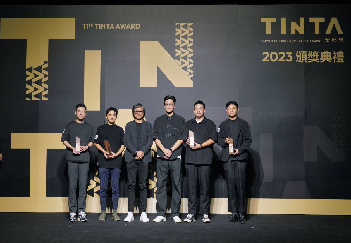 CSID中華民國室內設計協會-趙璽理事長為銀獎獲獎設計師們頒獎。