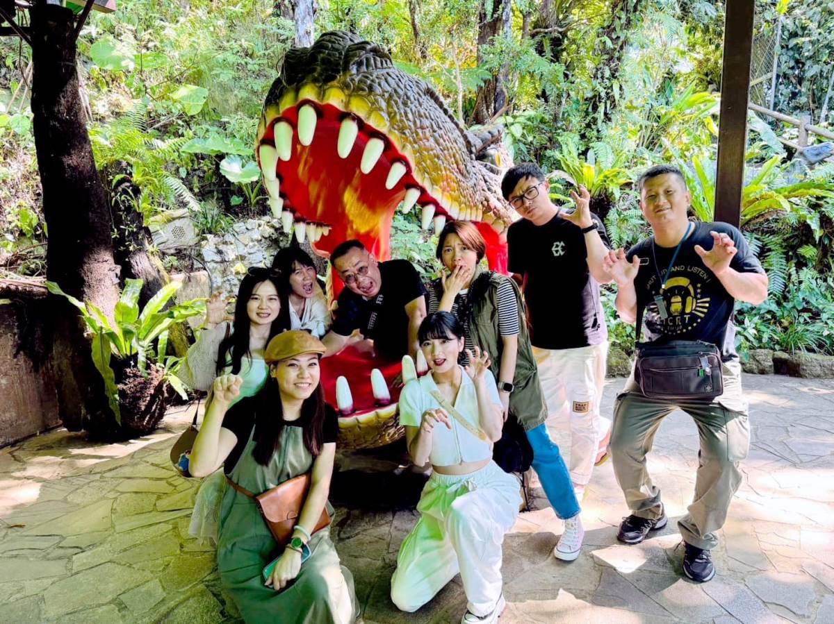 歐德集團執行長陳國偉(中)帶領同仁到沖繩旅遊,一起冒險,探索世界之美。