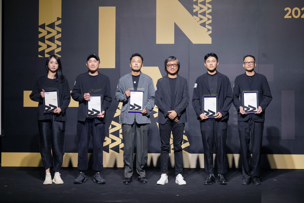 CSID理事長趙璽與獲獎設計師合影。