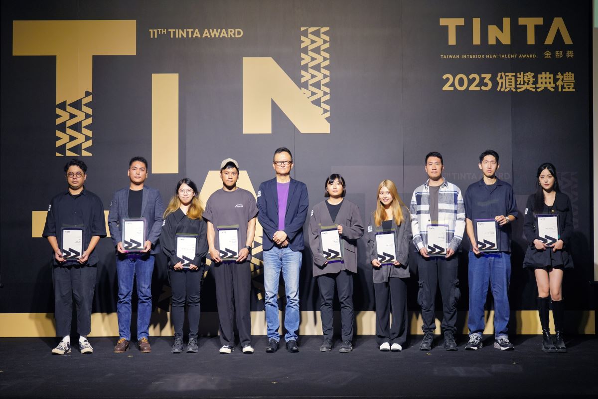 CAID理事長陳文亮與獲獎設計師合影。
