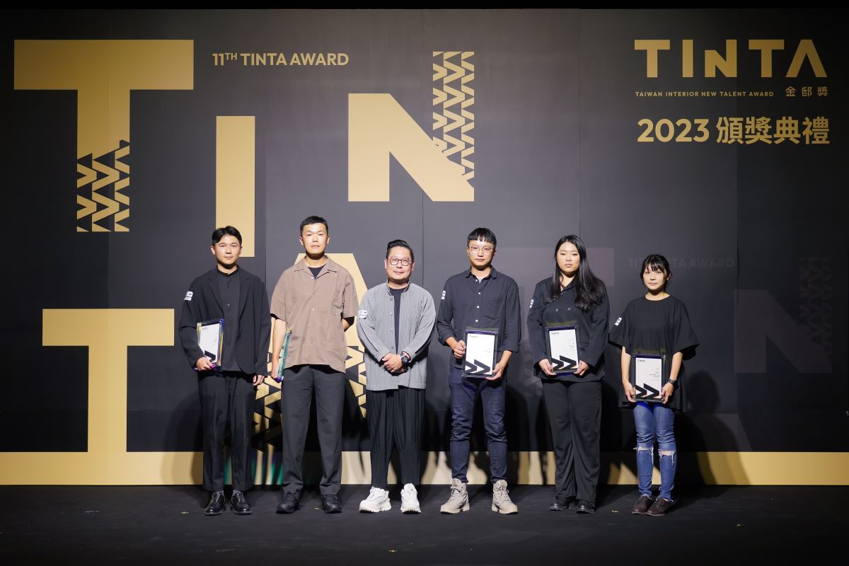 TnAID理事長袁世賢與獲獎設計師合影。