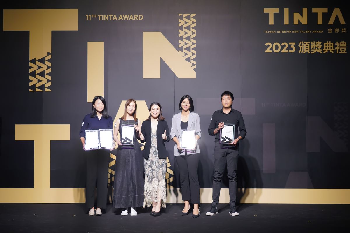 《i 室設圈│漂亮家居設計家》媒體社長林孟葦與獲獎設計師合影。