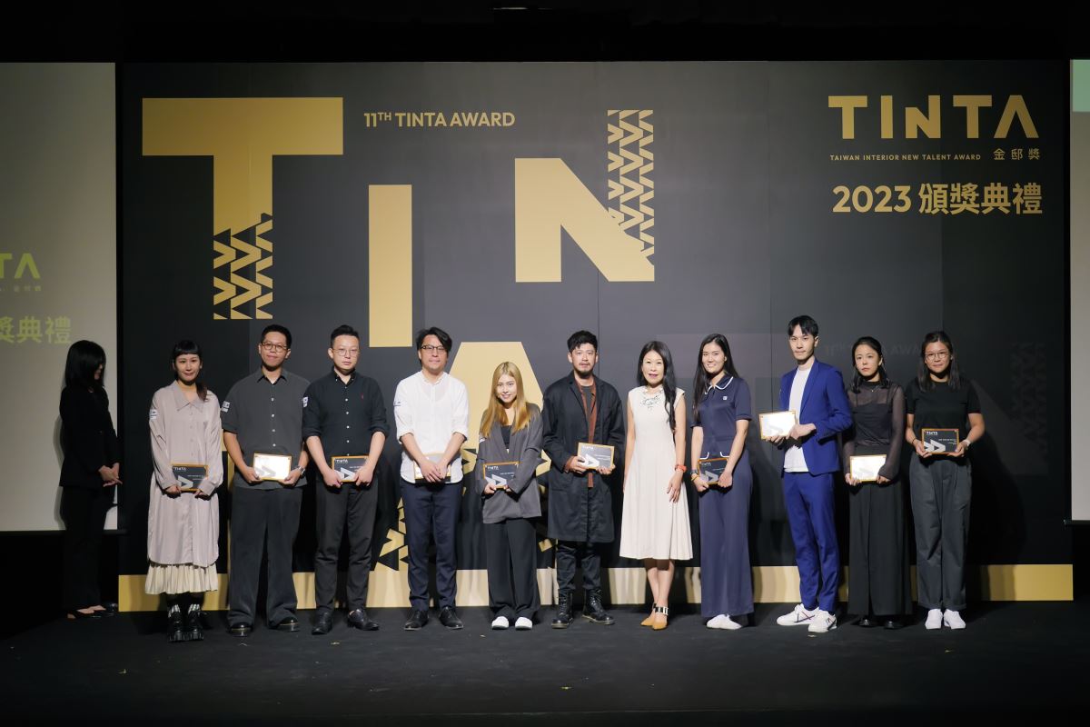 金邸獎聯合發起人暨《i 室設圈│漂亮家居》總編輯張麗寶與獲獎設計師合影。