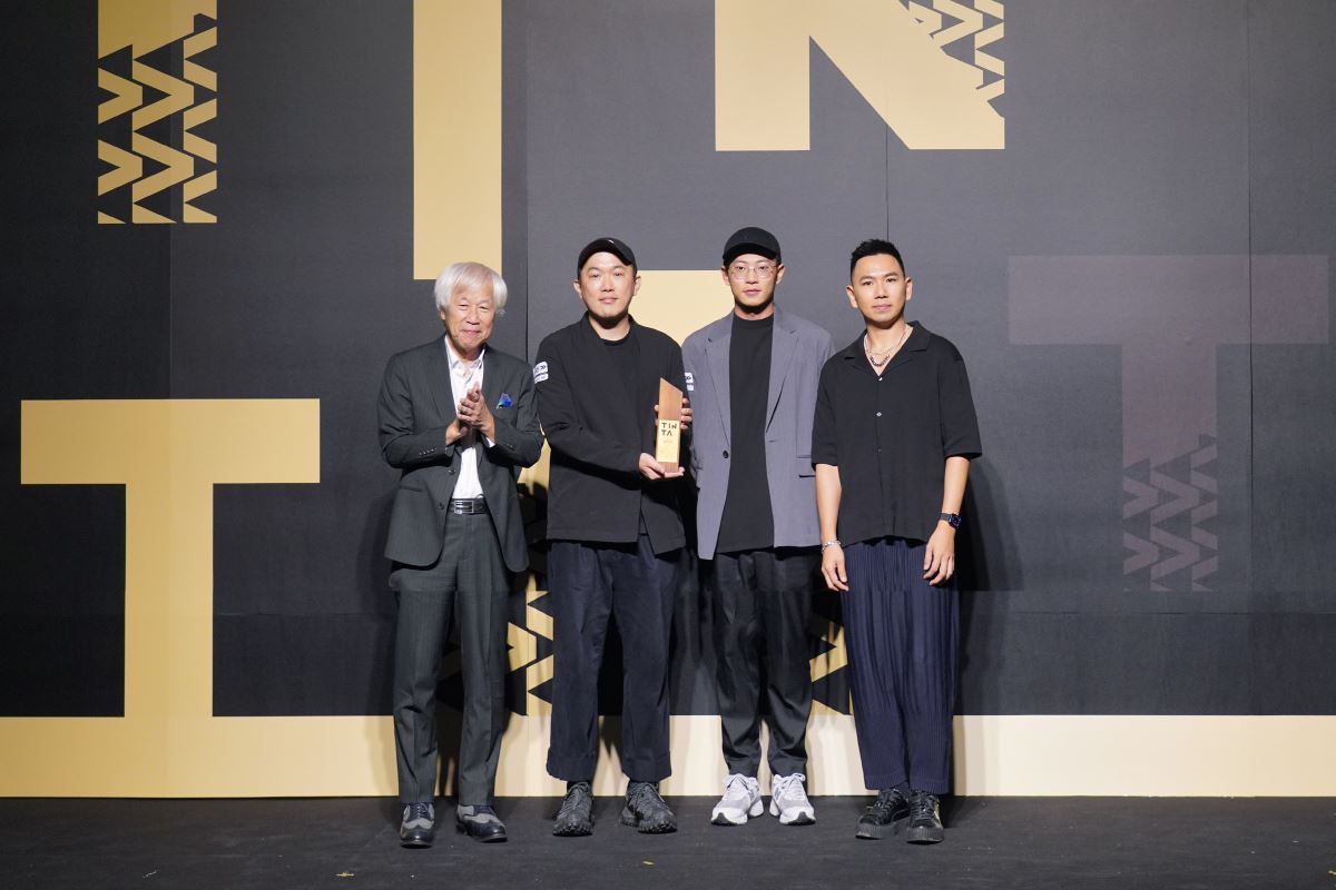 城邦媒體集團首席執行長何飛鵬與獲獎設計師合影。