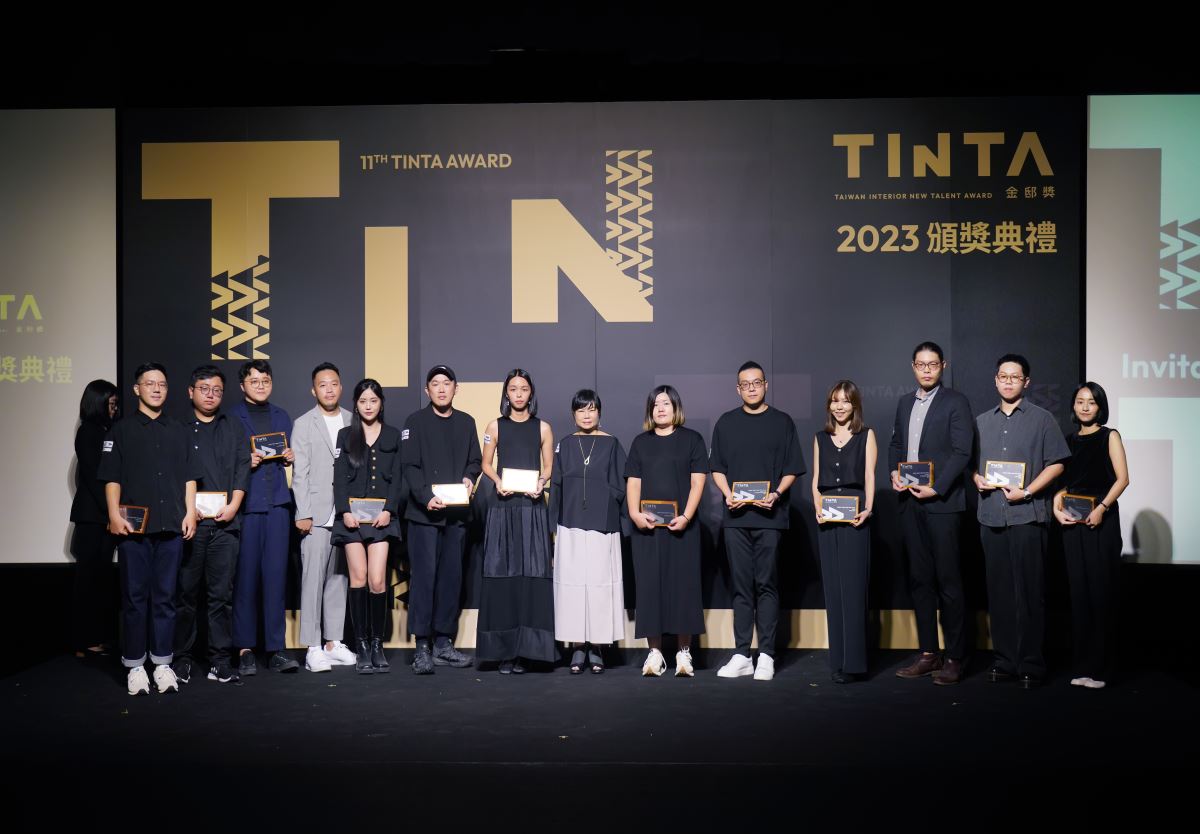 蔚龍藝術總經理王玉齡與獲獎設計師合影。