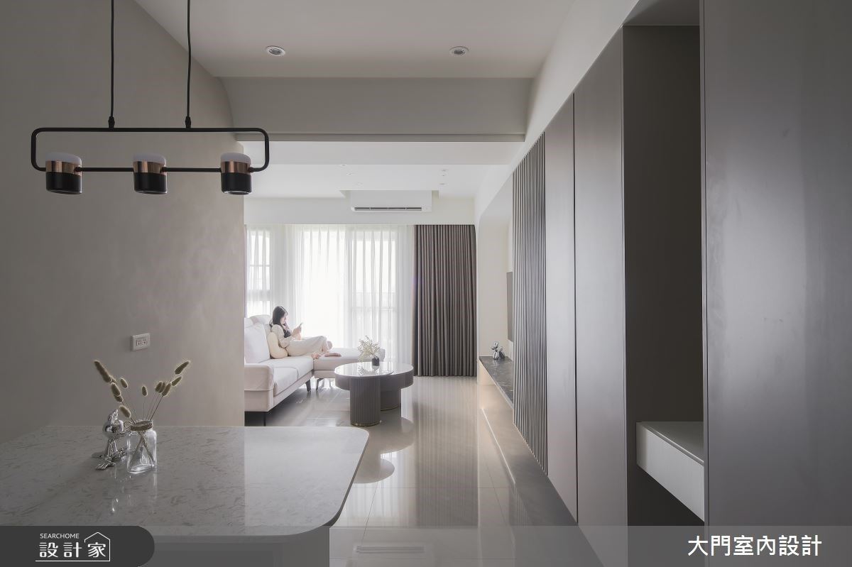 入門玄關右側,規劃了海量收納鞋櫃,一次把我與未婚妻的鞋子都收納進去!下方懸空造型更成為了室內拖鞋的放置空間,預留適當的空間讓掃地機器人徹底清潔到每個角落。