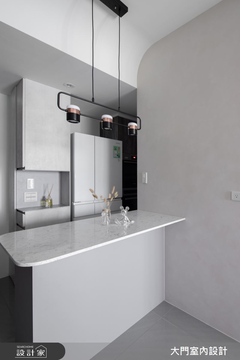 由於我們沒有天天下廚的習慣,但還是希望保留廚房機能,設計師保留了原先建商配置的一字型廚房,為我們省下不必要的支出,同時規劃了雙側備餐櫃,讓小型家電有更好的放置空間。