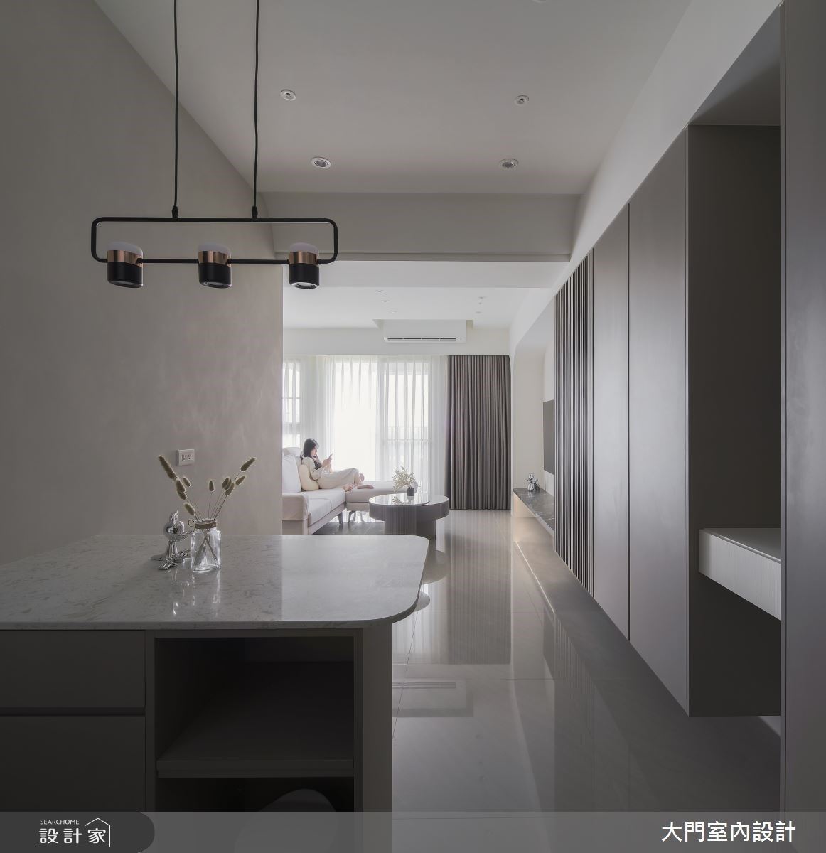 考量到我們的生活中心大多是在客廳區域,加上目前居住成員比較單純,所以簡化了餐廳機能以美型中島取代,圓弧轉角設計考量到未來孩子的居家安全,巧妙降低了入門後碰撞的機率。