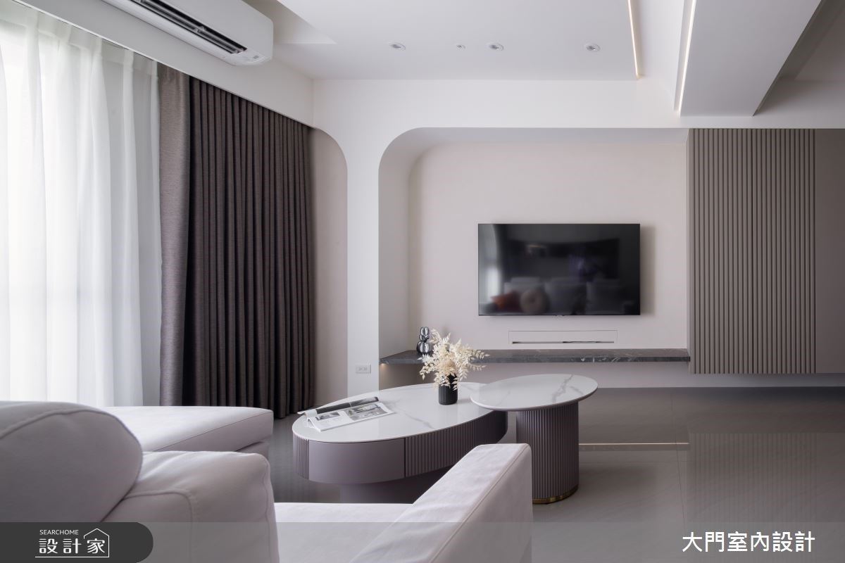 原先空間的樑柱非常明顯,也很困擾我們,設計師在電視牆及天花造型上加入了 Gracy 最喜歡的圓弧元素,巧妙地讓樑柱成為設計的一部分。