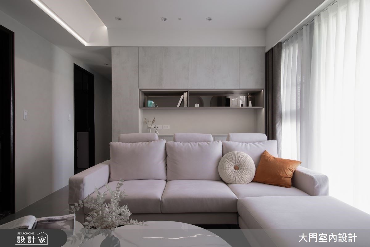 沙發後方的展示牆我們希望能擺放「家的回憶」,櫃體紋路跟顏色也來回挑了很多次,呈現的質感我們非常喜歡!並且規劃茶鏡展示層架,內嵌間接光源,只要開燈就非常有氛圍感。