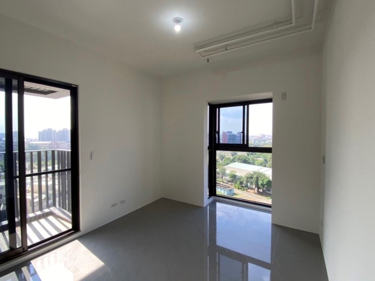 原先的主臥空間很大,相較下來隔壁的書房又太小,設計師幫我們做了格局上的微調,讓我在居家辦公的空間較為充裕,不過這次我們只有裝修了公領域跟主臥,至於書房及小孩房等日後有機會時再與大家分享。