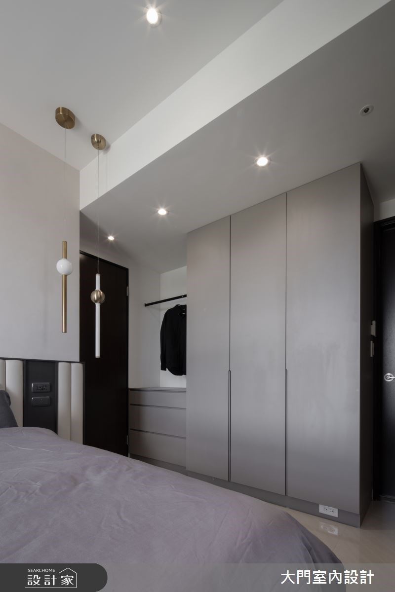 莫蘭迪灰色的衣櫃沿用了公領域的配色,鄰近門的區域由於深度不夠,設計師幫我們創造了一個汙衣櫃,讓我一回家可以隨手收納外套,非常方便視覺感受上也很整潔。