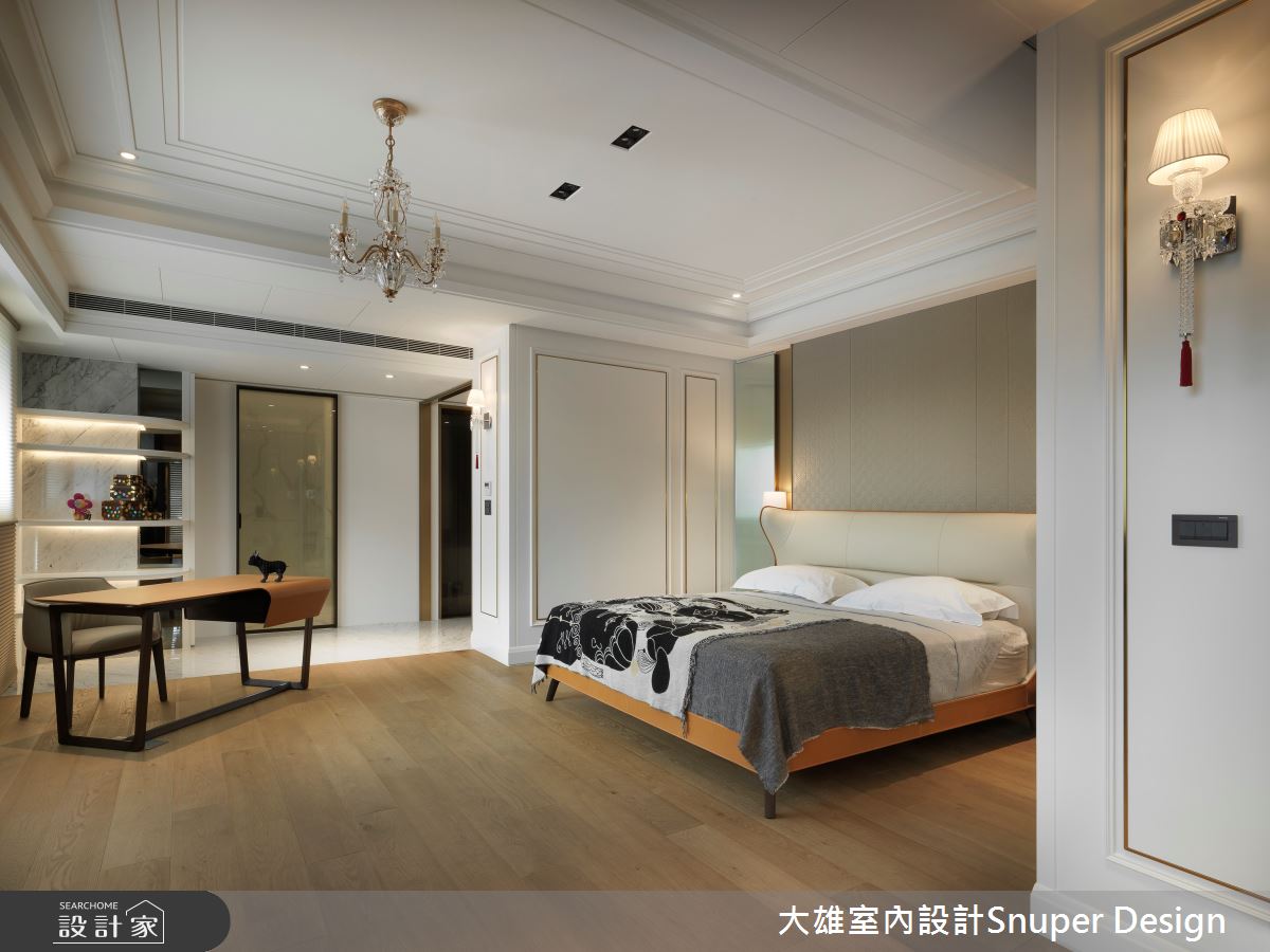 主臥室的雙更衣室和主浴室設置在開放式格局中,不僅享有自己的私密空間,也設有床相對望的書桌,營造出一種獨特的互動方式。