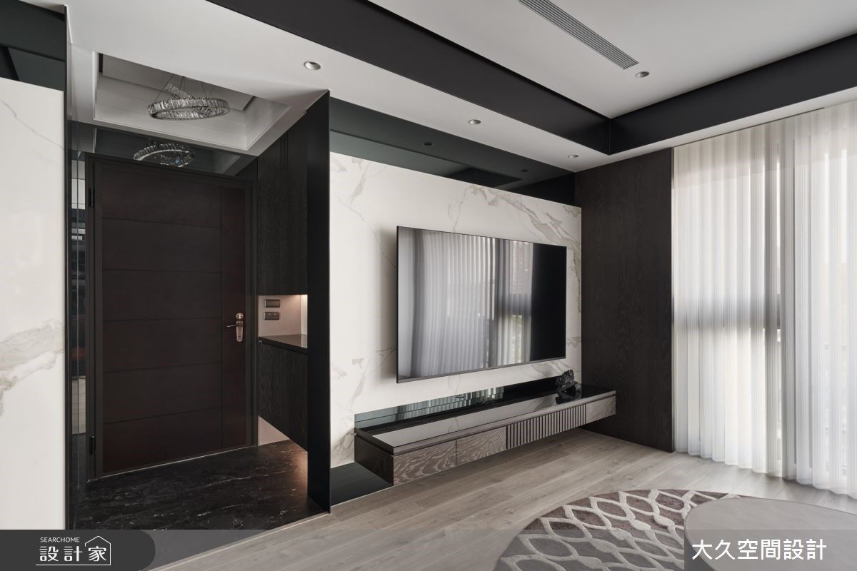 玄關地坪以深色的質感石材,成為迎賓的亮點,迎來精緻體驗。