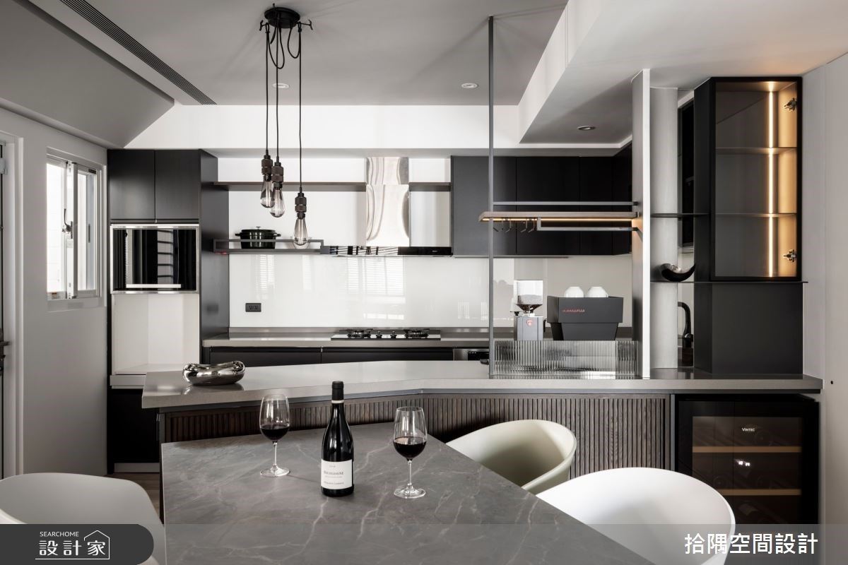 中島以斜角延伸,使餐桌平行於牆面,滿足邊用餐邊看電視的習慣。