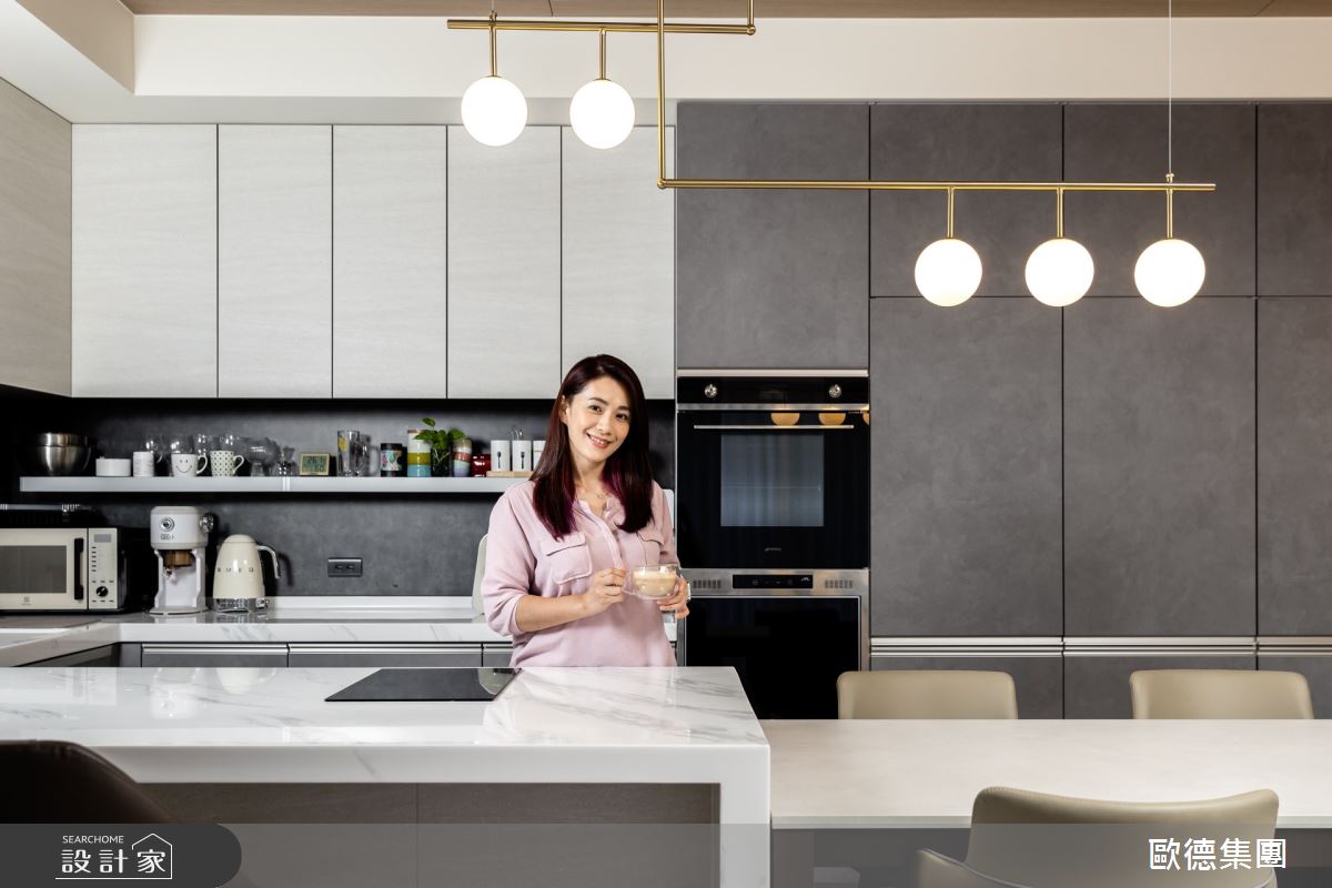 擁有完美的開放式中島大廚房,讓柯以柔在餐廚區做料理,欣賞窗外整片綠景,覺得好幸福。