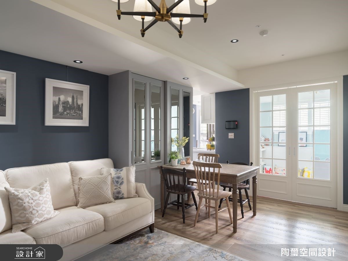 餐廳透過畸零空間設置一處儲藏空間,並挑選鏡面材質設計,利用其反射特性,放大整體的空間感。