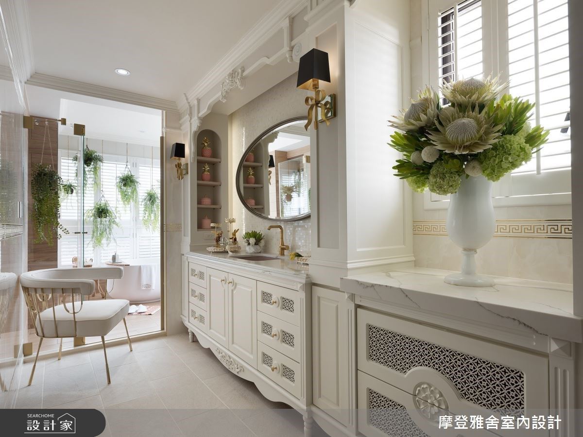 主臥衛浴以海島度假規格力求絕對放鬆沐浴時光，依據女主人梳化需求，巧妙將衛浴、梳妝洗漱的多功能洗手台以及更衣走廊放置在同一動線上，讓著裝過程宛如電影畫面。