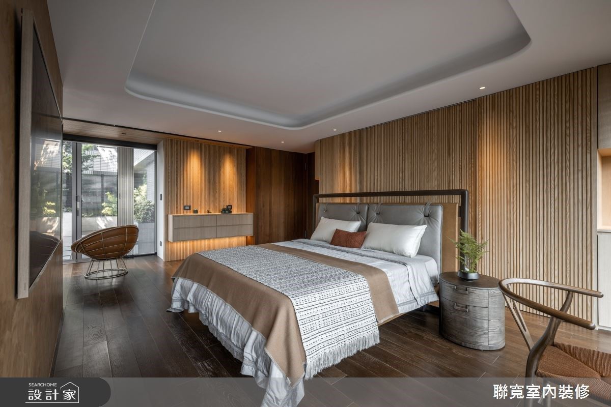 孝親房選用藝術塗料及木格柵來營造禪風韻味,去呈現不同於公領域的風格。