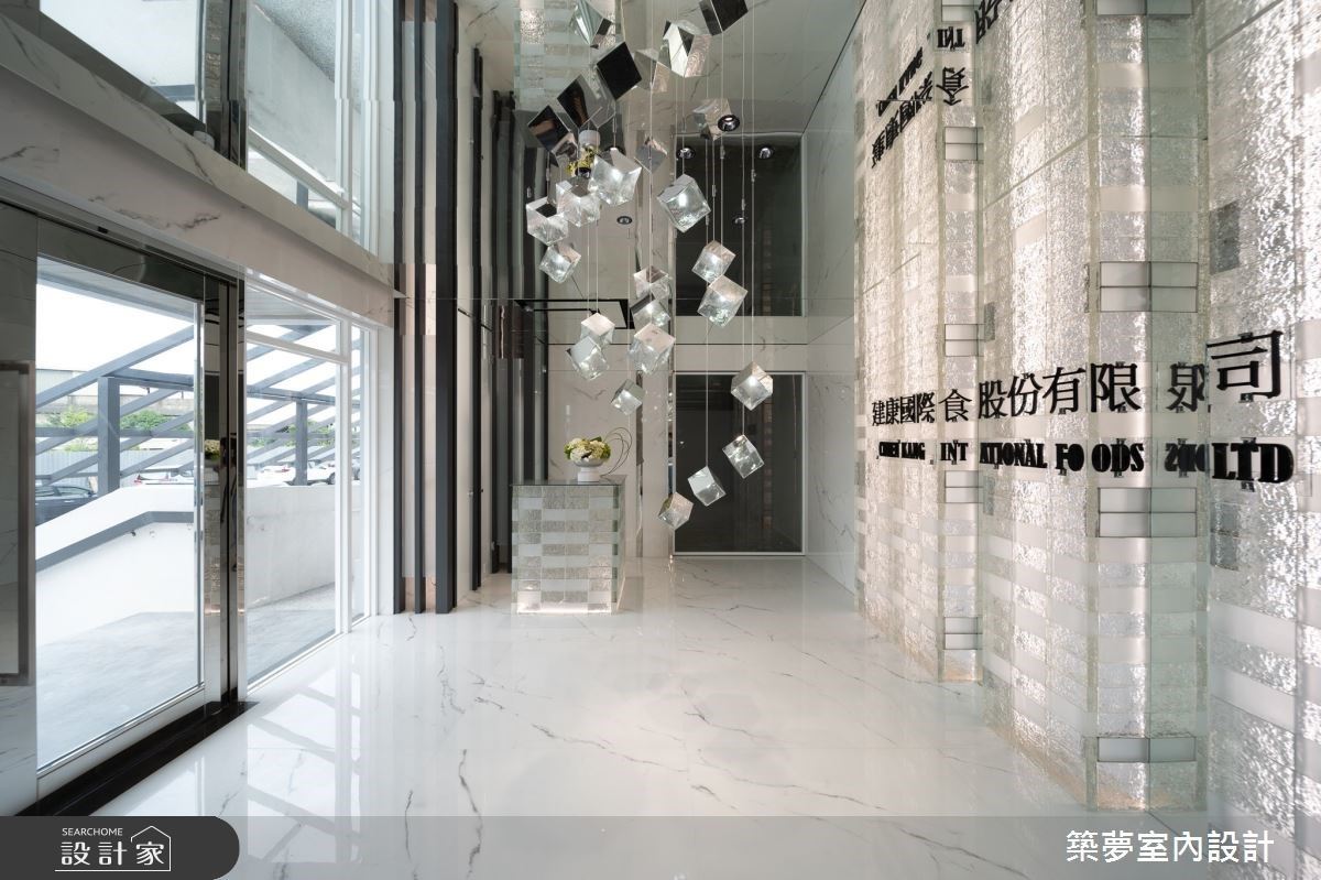 透過天花的鏡面效果,及霧面與透明冰磚的巧妙拼接,營造出豐富多彩的視覺層次。