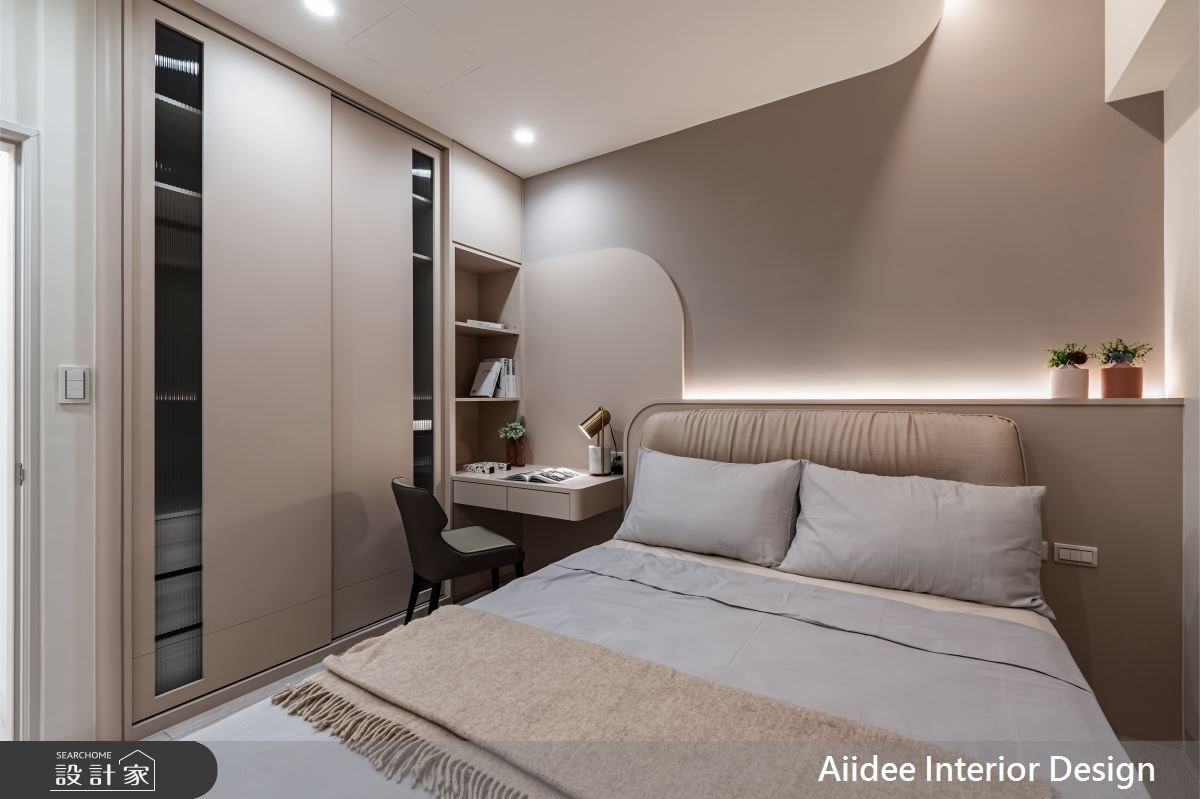 另一間客房的設計,則以米白色調建構,搭配圓弧收邊線條呈現簡約質感氛圍。