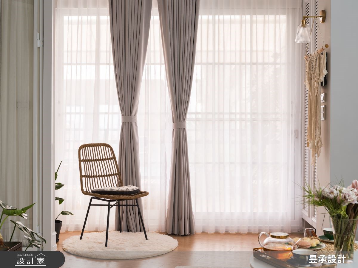 看完整窗邊單椅擺設美圖