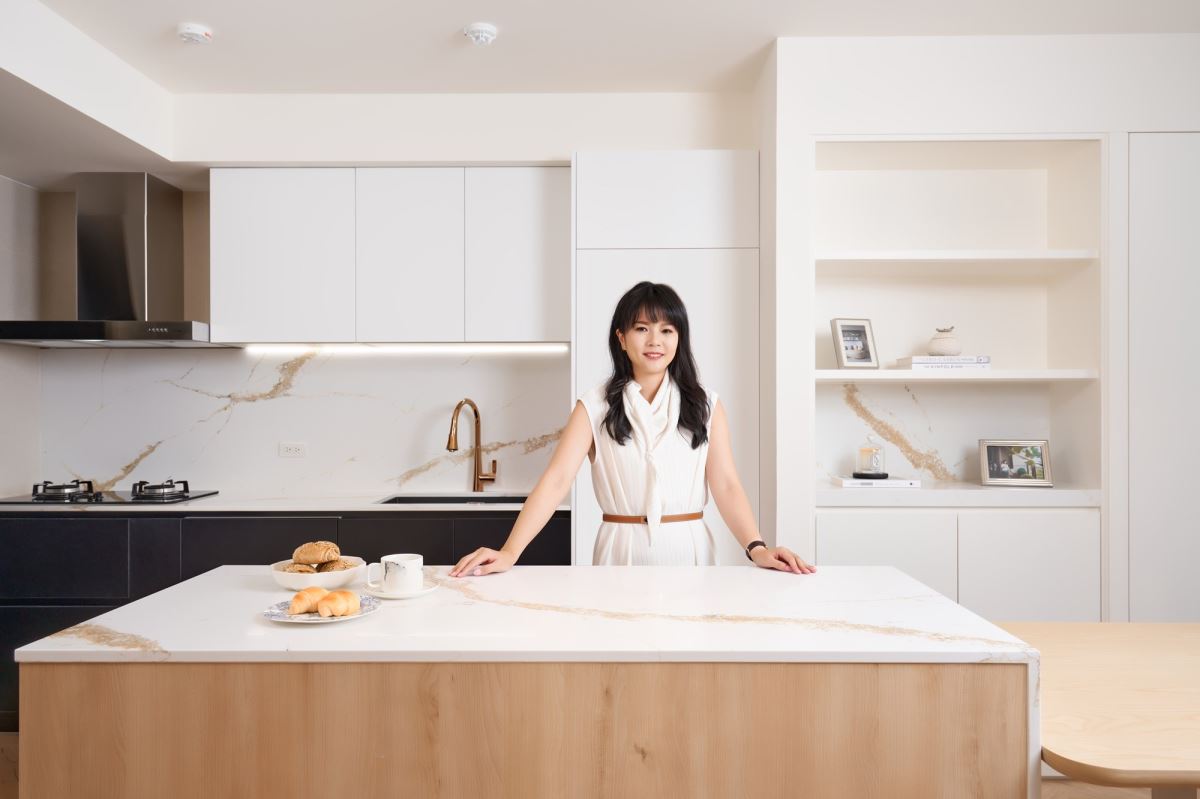 白底漸層紋理的石材中島,搭配黑色鏡面的時尚家電,創造出純淨、自然及細緻法式美學廚房。