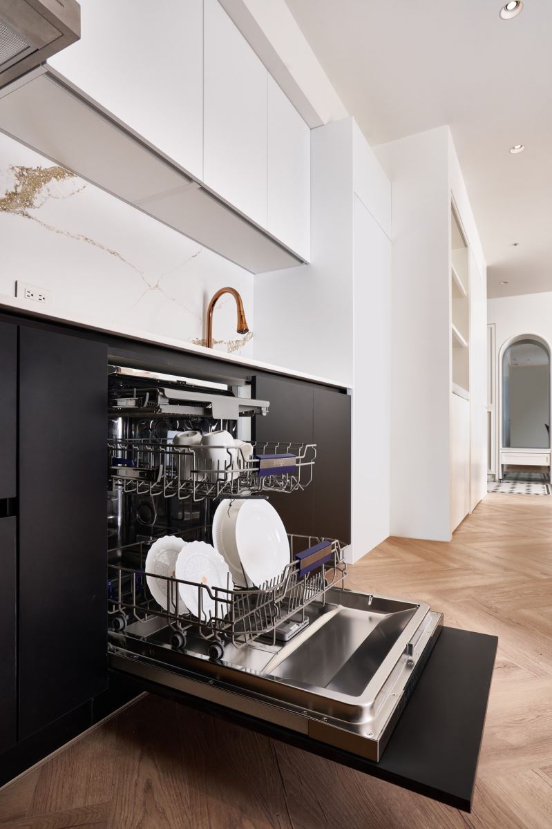 兼具省水與省電的VE7770全嵌式自動開門洗碗機,三層籃架高效收納,304不銹鋼內層,環保無毒籃架材質,耐高溫易清洗,讓餐後的整理工作達到事半功倍。