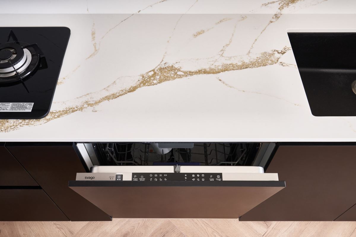 VE7770全嵌式自動開門洗碗機,利用冷熱交換溫降方式,讓水氣排出機體,並搭配Auto Open 自動開門乾燥設計,強化乾燥效果,讓清潔後不悶味。