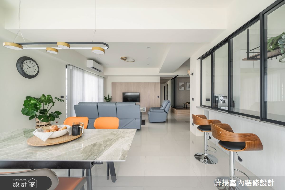 盡量拉寬廊道及安排玻璃隔間,營造開放、明亮的居所氛圍。
