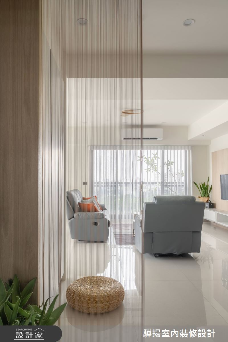 玄關利用線廉提升場域的活動度與視覺通透感。