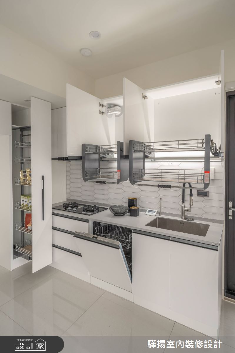 廚具結合下拉式五金,讓長輩輕鬆易拿取物件。