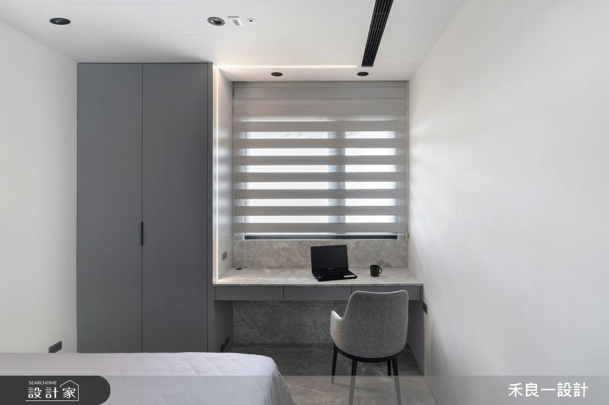 次臥室延續大理石設計,整體以簡約灰色系營造輕盈的現代氛圍,窗邊書桌區運用側邊燈帶設計,點亮書桌的框架軸線,讓機能為主的臥室也能有精緻感。