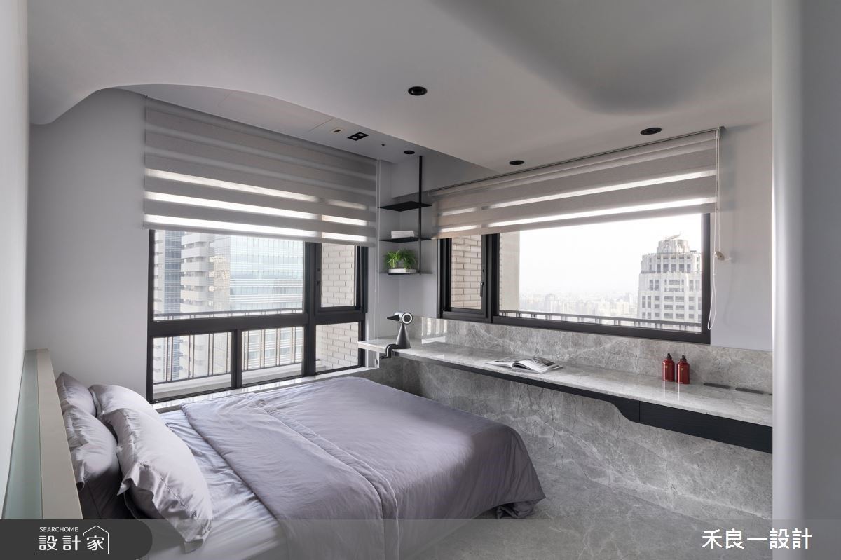另一次臥室雖有雙面採光,卻有大樑問題,將圓弧曲線導入修飾橫樑,並將線條延伸向房間的四角消除壓迫感。