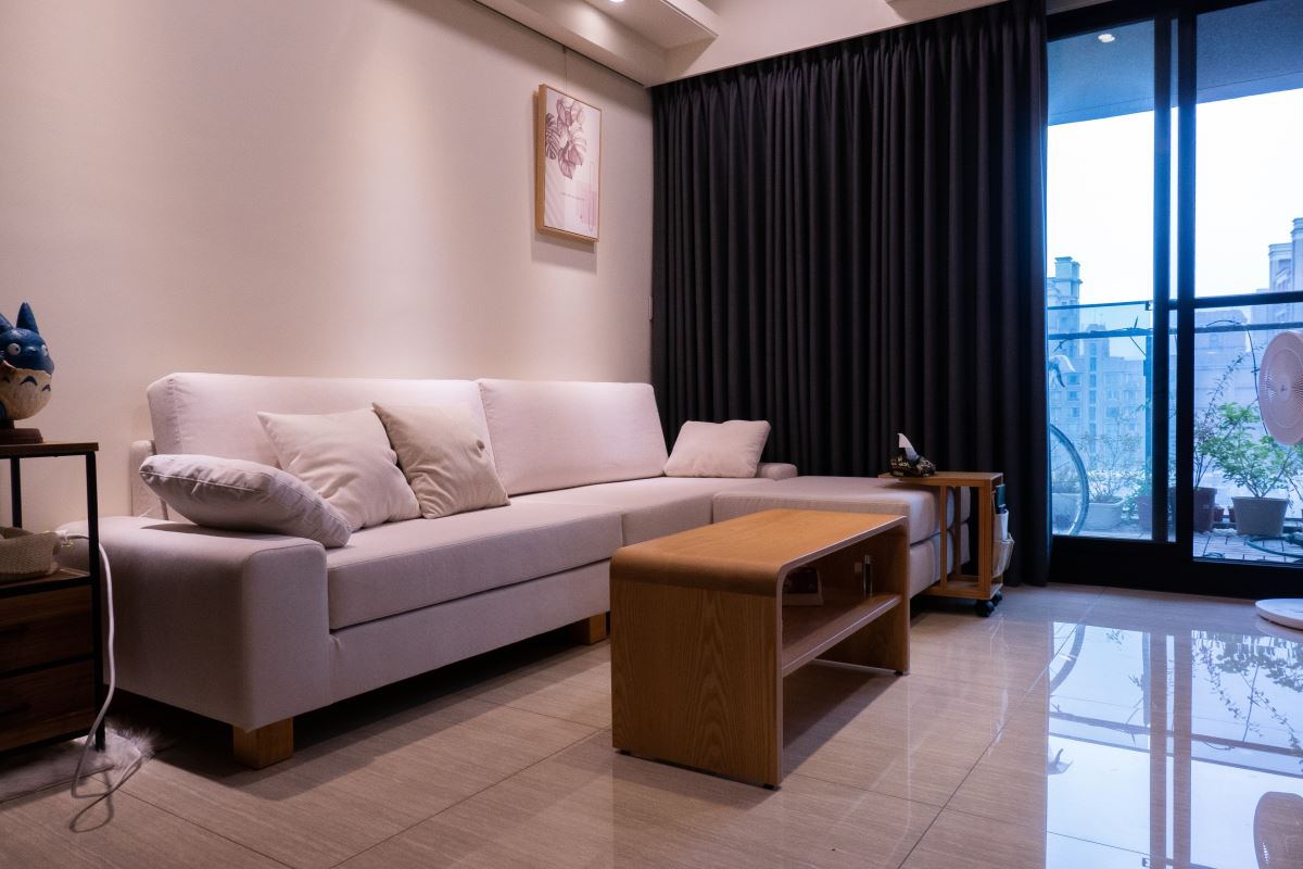 喜愛淺色沙發的人不需要屈就,挑選以色列貓抓布或 FibreGuard 系列布料具有防潑水跟抗汙的功能,維護沙發清潔很輕鬆。