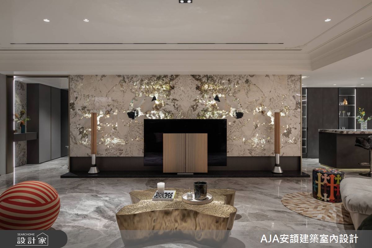 綠光奢石電視牆與對應窗景,白天晚上反射光影各有不同。