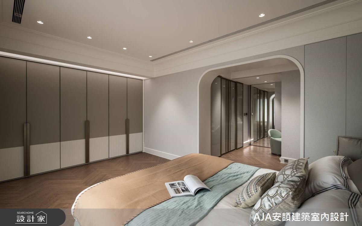主臥線條舒適柔美,一處奢石床頭背牆,隱約傳遞精緻品味。