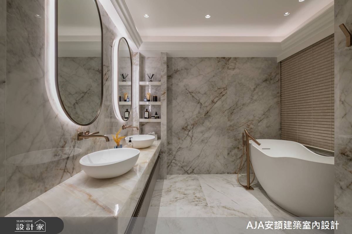 獨立的玉石梳洗檯面,保有個人使用習慣,鍍鈦五金與金色紋理石英磚,展現優雅貴氣。