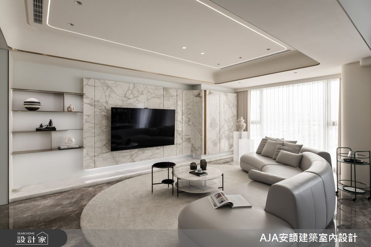 黃金雕刻白的電視牆,白與咖啡色的紋路與金屬鍍鈦十分契合,與地板石材深淺互見,更具層次。