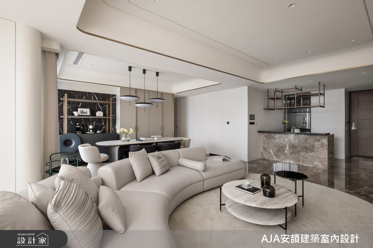 吧檯動線規劃,形成近乎 360 度的視角,方便主人隨時掌握賓客需求。