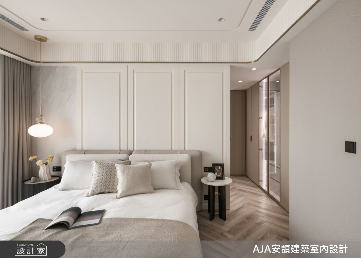 主臥衣櫃設計,仿鍍鈦金屬的鋁板噴漆與透明玻璃做出輕盈透亮的質感,搭配低彩度的皮革裱布,柔和空間調性,同時兼顧機能與視覺層次。