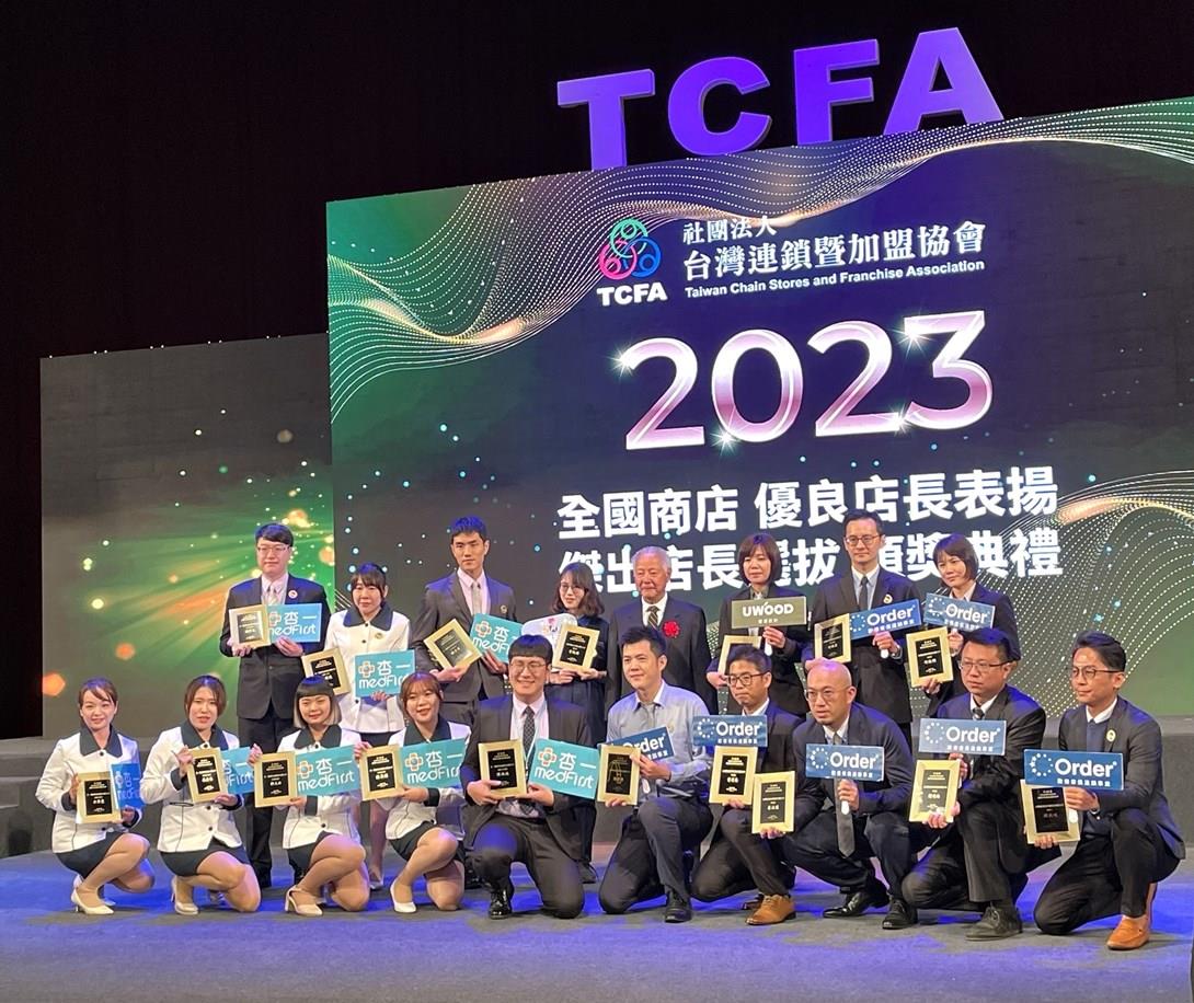 由台灣連鎖加盟協會名譽理事長翁肇喜(後排中)頒發優良店長獎。