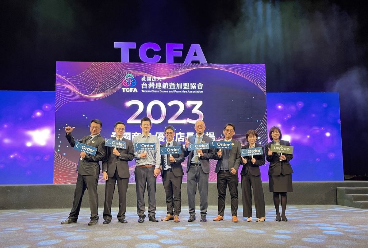 (左起)歐德傢俱中壢店謝明治、內湖店何保宏、樹林店陳韋齊、竹南店曾有志、西屯店蔡汯瑾、博愛店顏啟畯、幸福館邱鈺珊及優渥實木高雄左營店邱君琦，獲 2023 TCFA 優良店長獎肯定。
