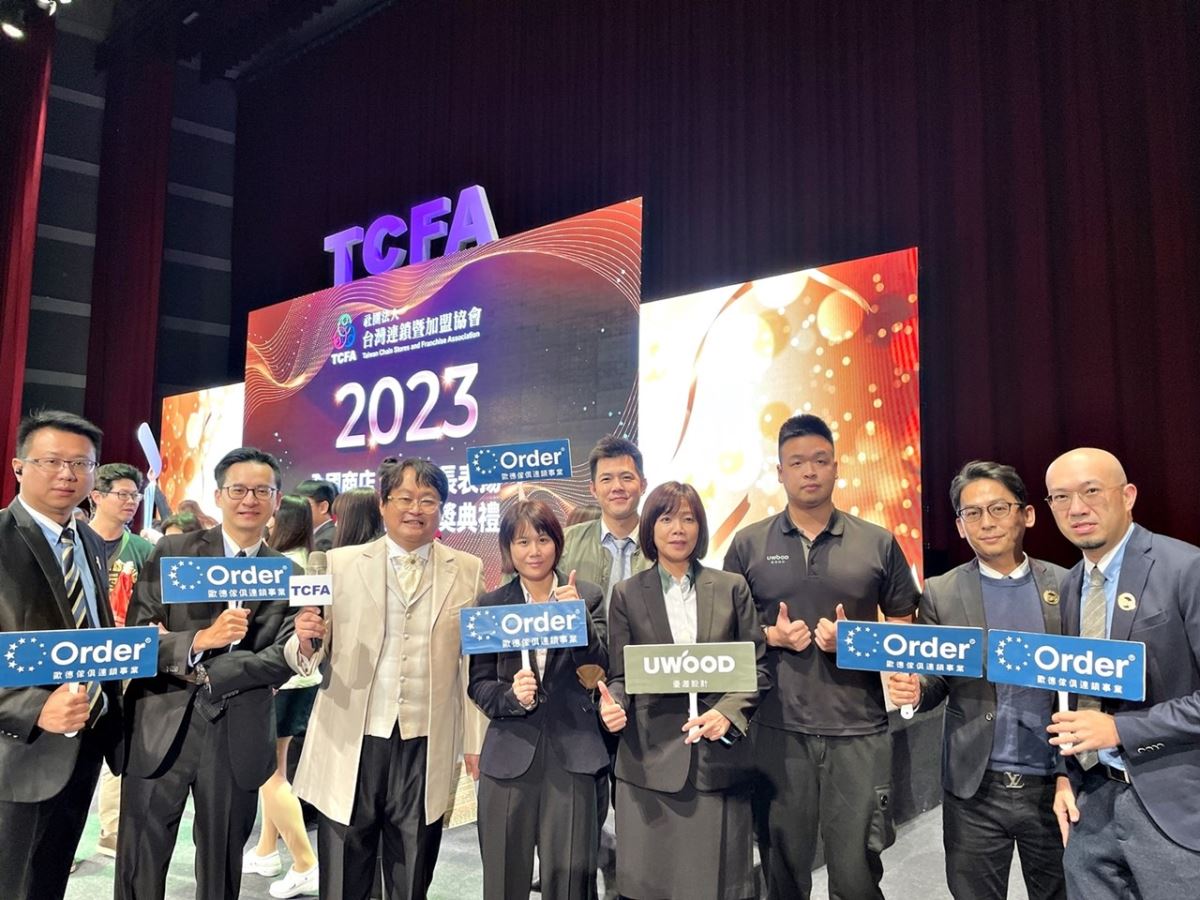 歐德集團同仁與活動主持人趙自強開心合影。